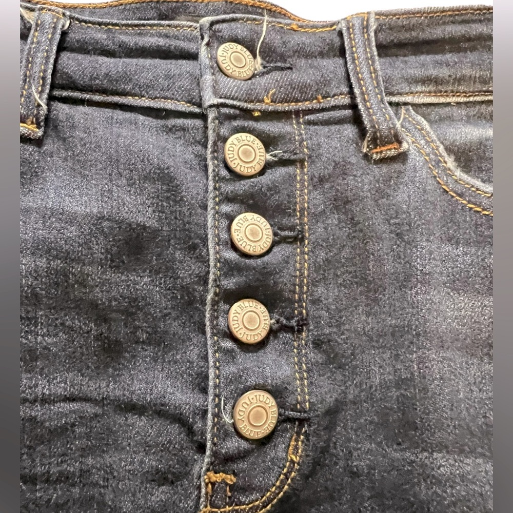 Judy Blue Dark Wash Button Up Waist Non Distressed Denim Shorts with Raw Hem XL - Picture 7 of 9